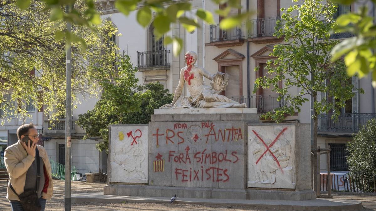 Escultura amb pintades vermelles